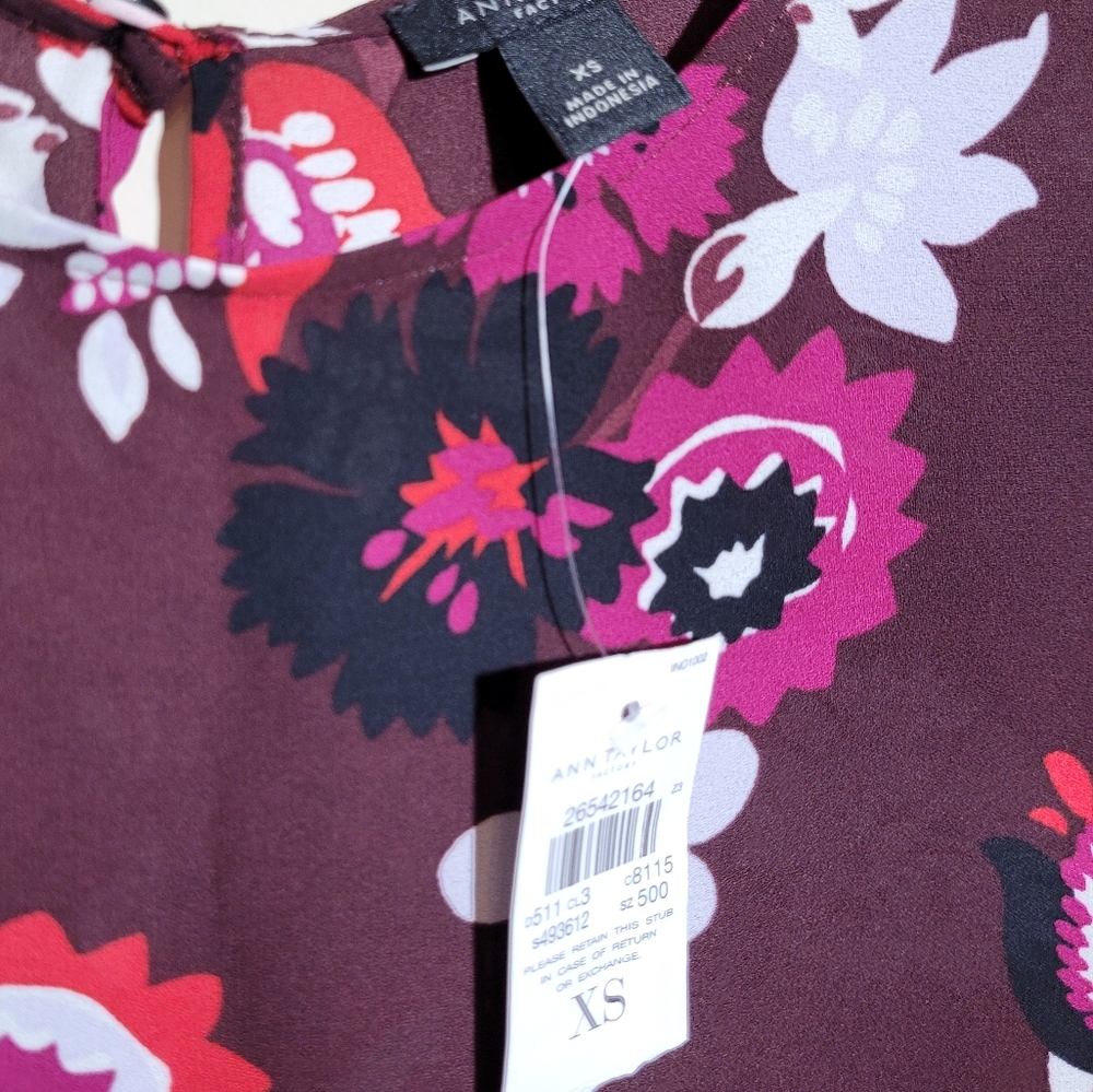 Ann Taylor Sz. X-Small Wine/Red/Black/White Floral Top - Picture 2 of 2